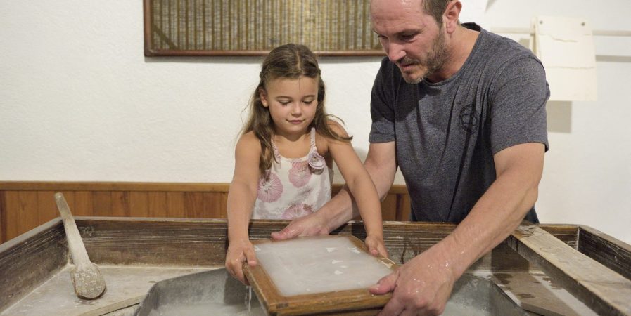 Atelier de fabrication de papier à la main
