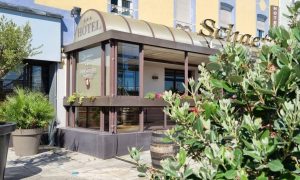 façade hotel restaurant