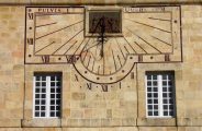 EVE_Parcours muséographique de l’abbaye de La Chaise-Dieu_cadran solaire Place de l’Echo