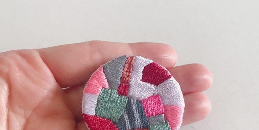 Broche brodée à la main