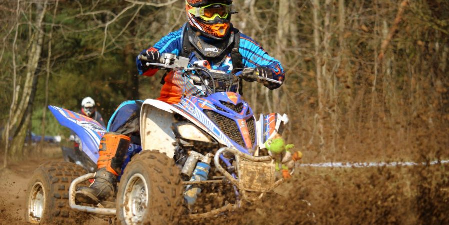 Démonstration de motos et quads sur prairie