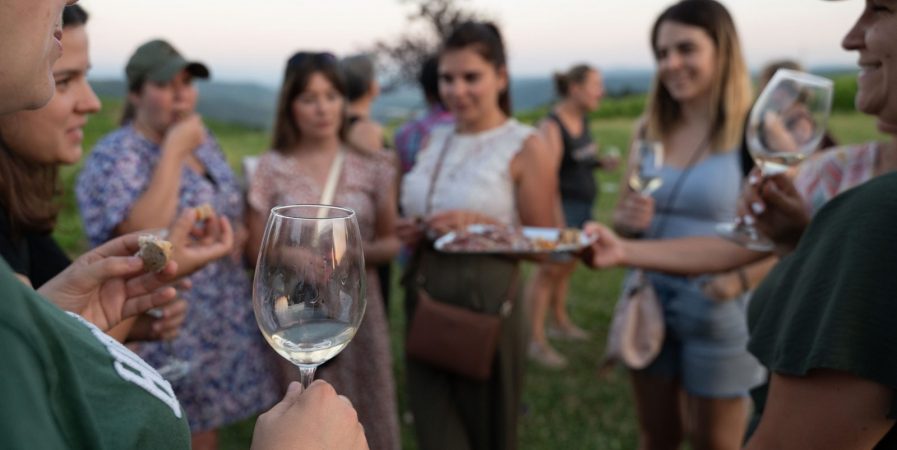 Apéro sunset dans les vignes (Domaine Bertrand)