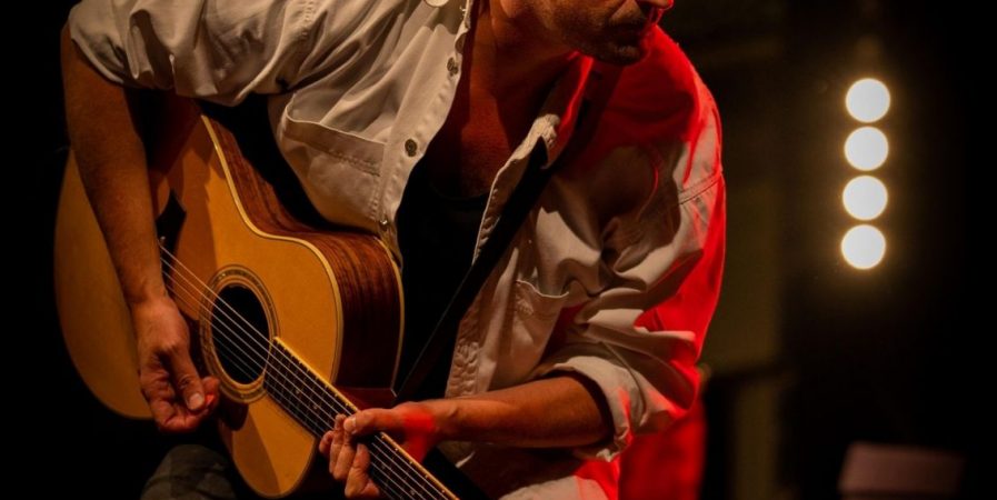 Rod Janois accompagné par la chorale du Conservatoire des Ateliers des Arts