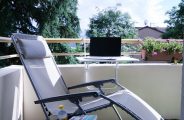 Transat et table individuelle pour profiter du balcon