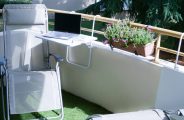 balcon aménagé pour se reposer ou travailler dehors