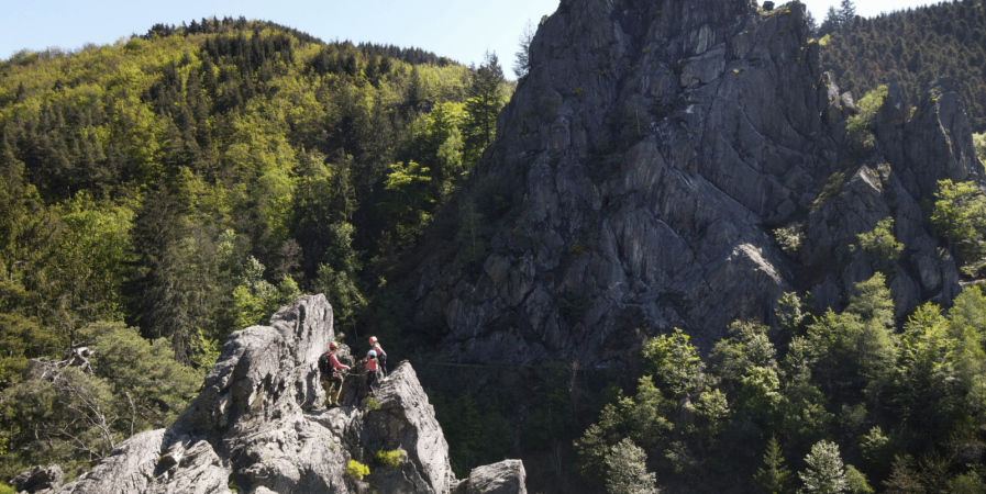 Eté 2025 – Bougez dans le Pilat – Via Ferrata adulte / Tyrolienne (à partir de 140 cm soit 10-12 ans) – Planfoy