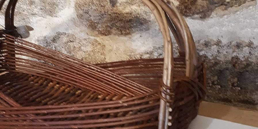 Atelier Vannerie – Tressez un grand panier modèle zarzo sur fond Plat en osier