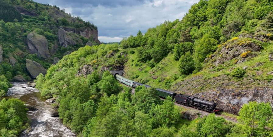 Passage du « train croisière » à vapeur Cévenol Express