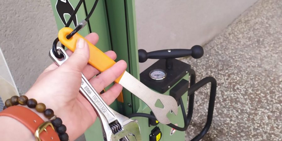 Borne de réparation et de recharge pour vélo