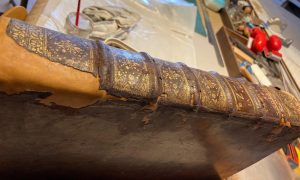 Découverte d&rsquo;un atelier de reliure et de restauration de livres anciens, bandes dessinées_Roiffieux