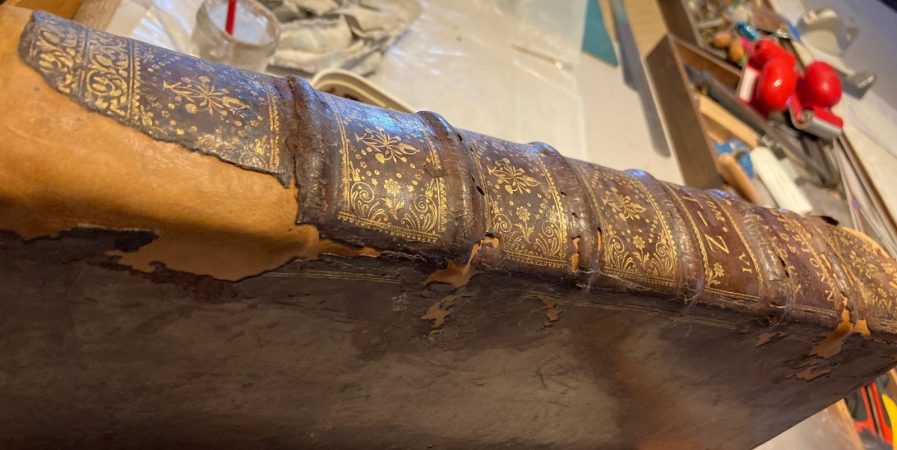 Atelier de reliure et de restauration de livres anciens,  de bandes dessinées et de bois dorés