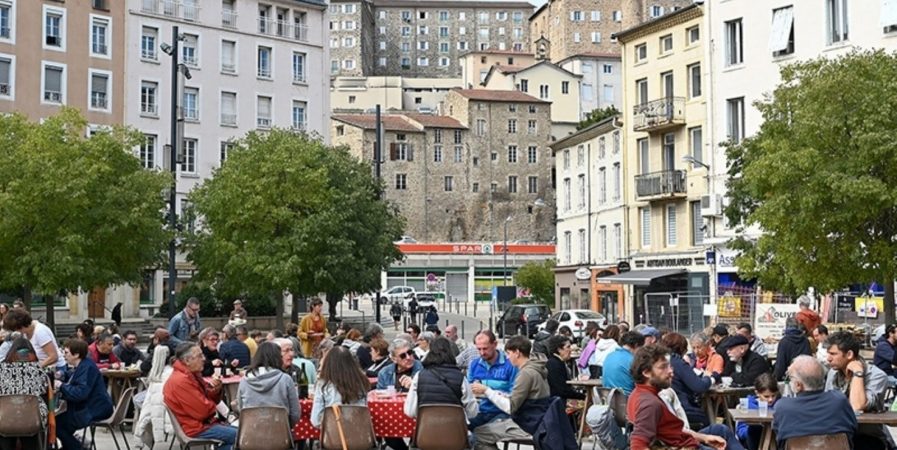 Pique-nique sur la place des Cordeliers
