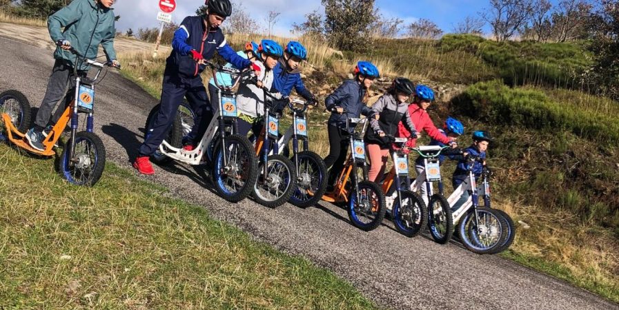 Automne 2026 – Bougez dans le Pilat – Trottinette de descente tout terrain (mini-trotteur – à partir de 6 ans) – Maclas