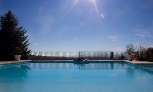 Piscine extérieure du Domaine de Saint-Clair